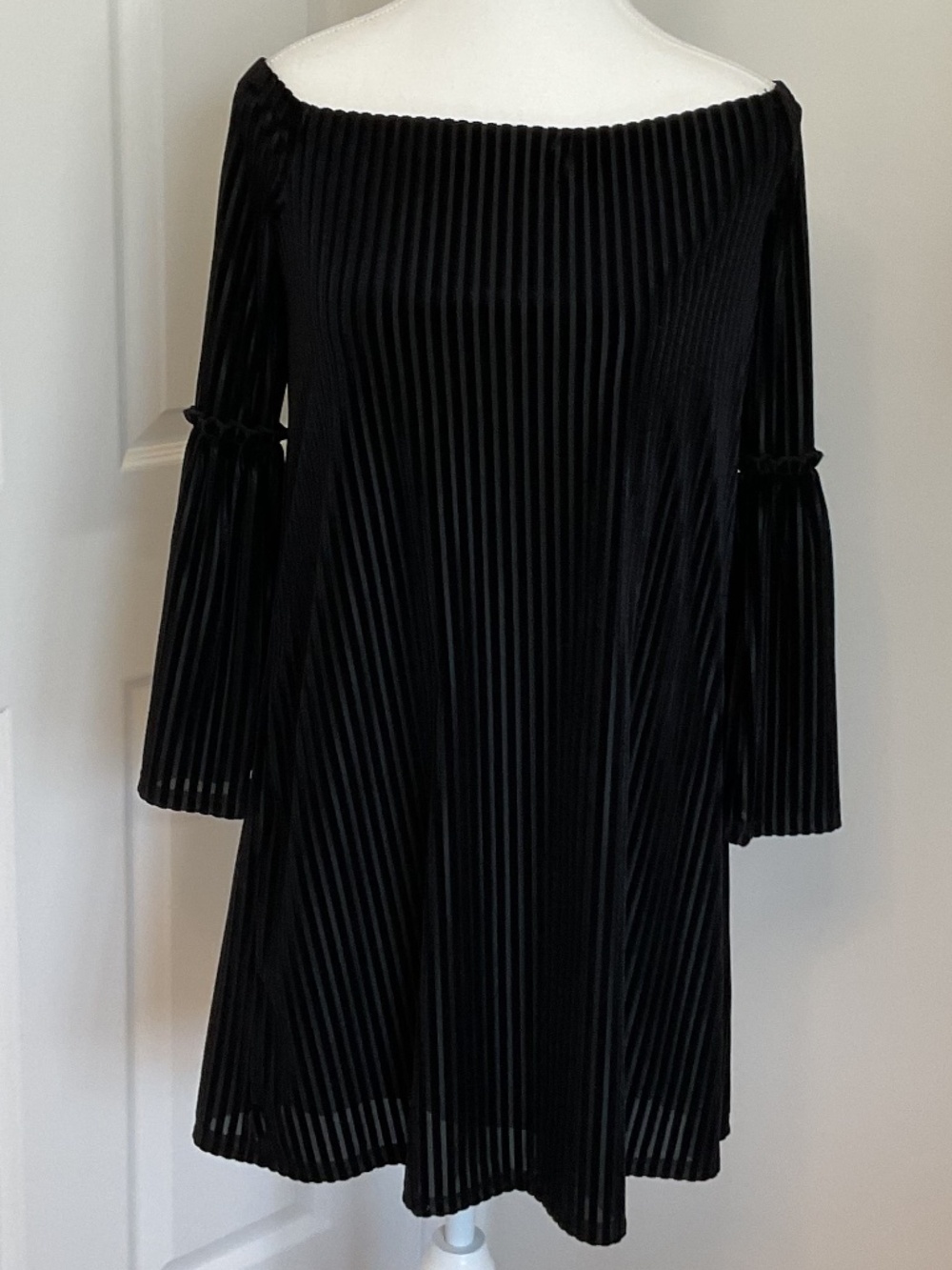 💐NWT💐 Como Black Dress with Bell Sleeves - size XS